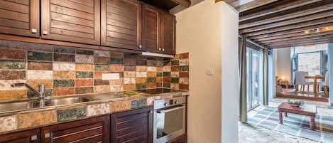 大型雪櫃/冰箱、微波爐、焗爐、爐具