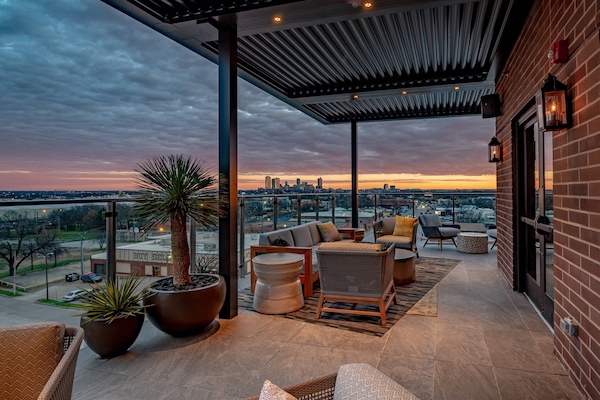 Phục vụ bữa tối, món ăn Tây Ban Nha