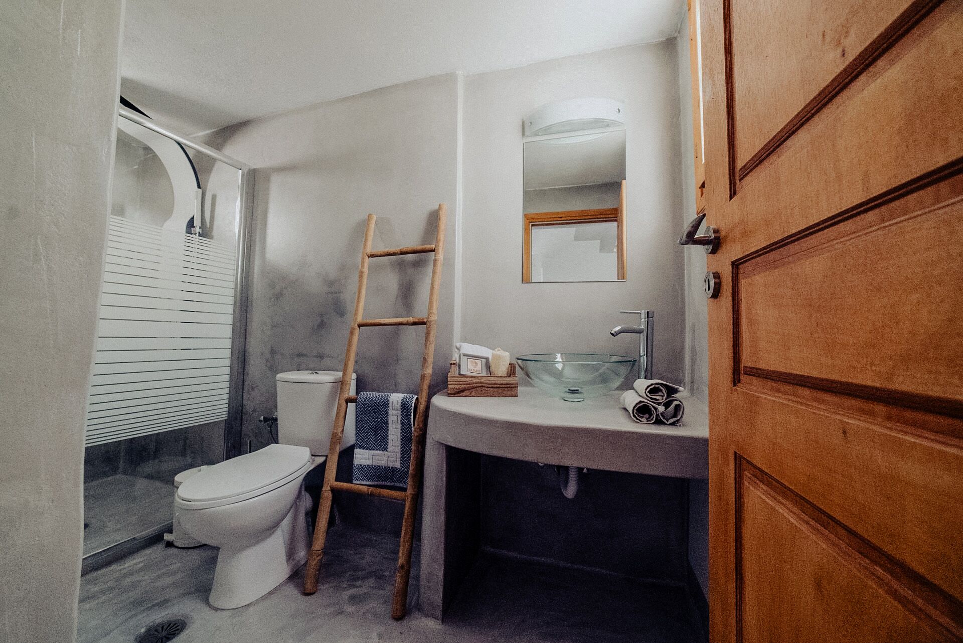 Suite junior, vista al océano | Baño | Amenidades de baño gratuitas, secadora de cabello, toallas 