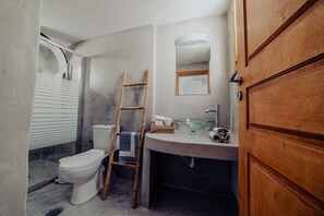 Junior-Suite, Meerblick | Badezimmer | Kostenlose Toilettenartikel, Haartrockner, Handtücher