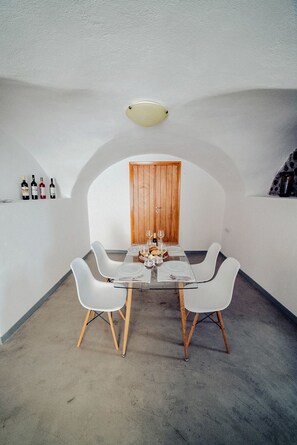 Deluxe Suite, Sea View | In-room dining