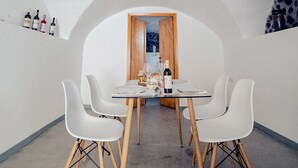 Suite – deluxe, sjøutsikt | Spiseområde på rommet