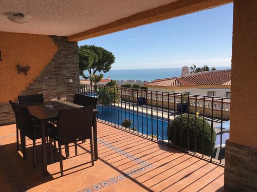 Große Luxusvilla, gratis WiFi, Pool und privater Parkplatz. blick auf das meer.