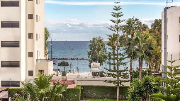 A residential building with a pool and palm trees. - Marina's Flat Limassol (Limassol)