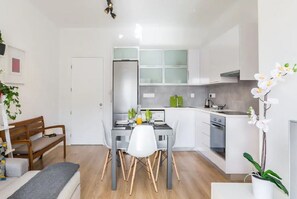 Departamento | Cocina privada | Refrigerador con congelador, microondas, horno y parrilla de estufa 