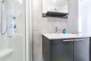 Apartment | Bathroom | Shower, hair dryer, towels, soap - Marina's Flat Limassol (Limassol)