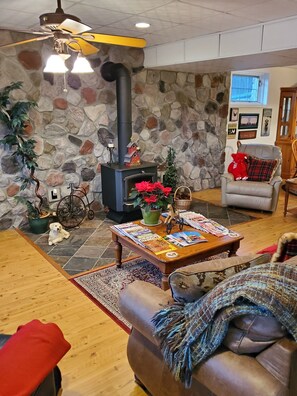 تلفزيون ذكي، مشغل دي في دي، تنس طاولة، كُتُب