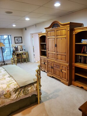 2 bedrooms, iron/ironing board, free WiFi, bed sheets - Private country hillside setting surrounded by trees, birds, wildlife pond/falls (Nashville)