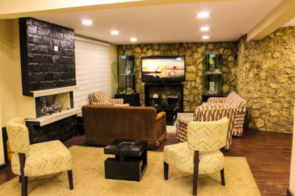 32-inch plasma TV with cable channels, TV - Los Girasoles Hotel (Uyuni)