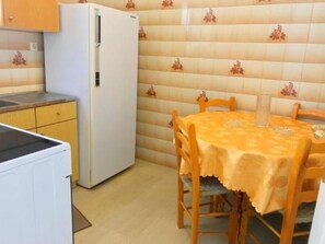 Deluxe-studiosviitti, merinäköala | Yksityinen keittiö | Liesi, kahvin-/teenkeitin, vedenkeitin