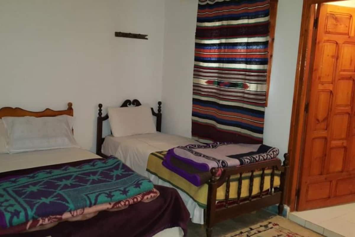 Cortinas blackout, cunas gratuitas, wifi gratis y ropa de cama