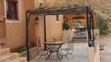 Breakfast, lunch and dinner served