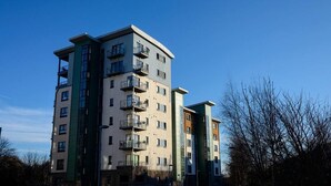 A multi-story residential building with balconies, a flat roof, and a clear sky. - Fabulous Apartment near Edinburgh Center (Edinburgh)