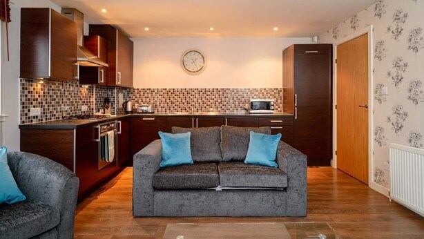 A compact living space with a kitchenette, a sofa, and a dining area. - Fabulous Apartment near Edinburgh Center (Edinburgh)