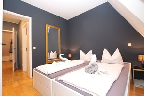 Apartment | Premium bedding, blackout curtains, iron/ironing board - SLADKIY SLIVA Boutique Apartment (Leipzig)
