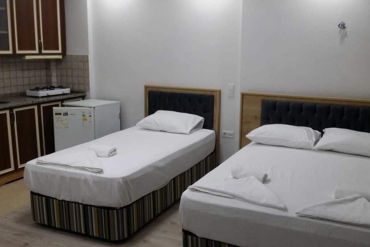 Habitación triple clásica, vista a la ciudad | Ropa de cama de alta calidad, camas con efecto memoria y escritorio