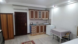 雪櫃、爐具、電熱水壺