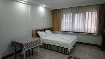 Dobbeltrom – familie, 1 kingsize-seng, byutsikt | Sengetøy av topp kvalitet, memory foam-senger og skrivebord