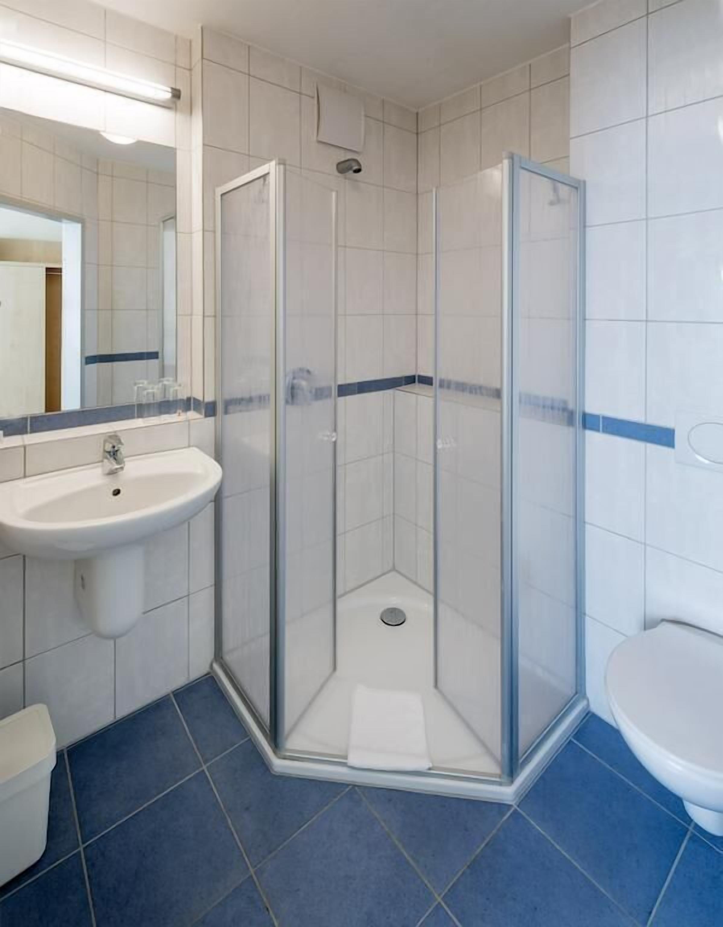 Shower, free toiletries