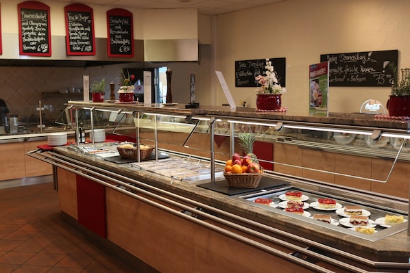 Päivittäinen buffetaamiainen (9.99 EUR per henkilö)