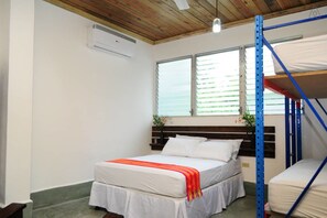 Cortinas blackout, wifi gratis y ropa de cama