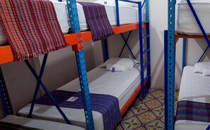 Cortinas blackout, wifi gratis y ropa de cama
