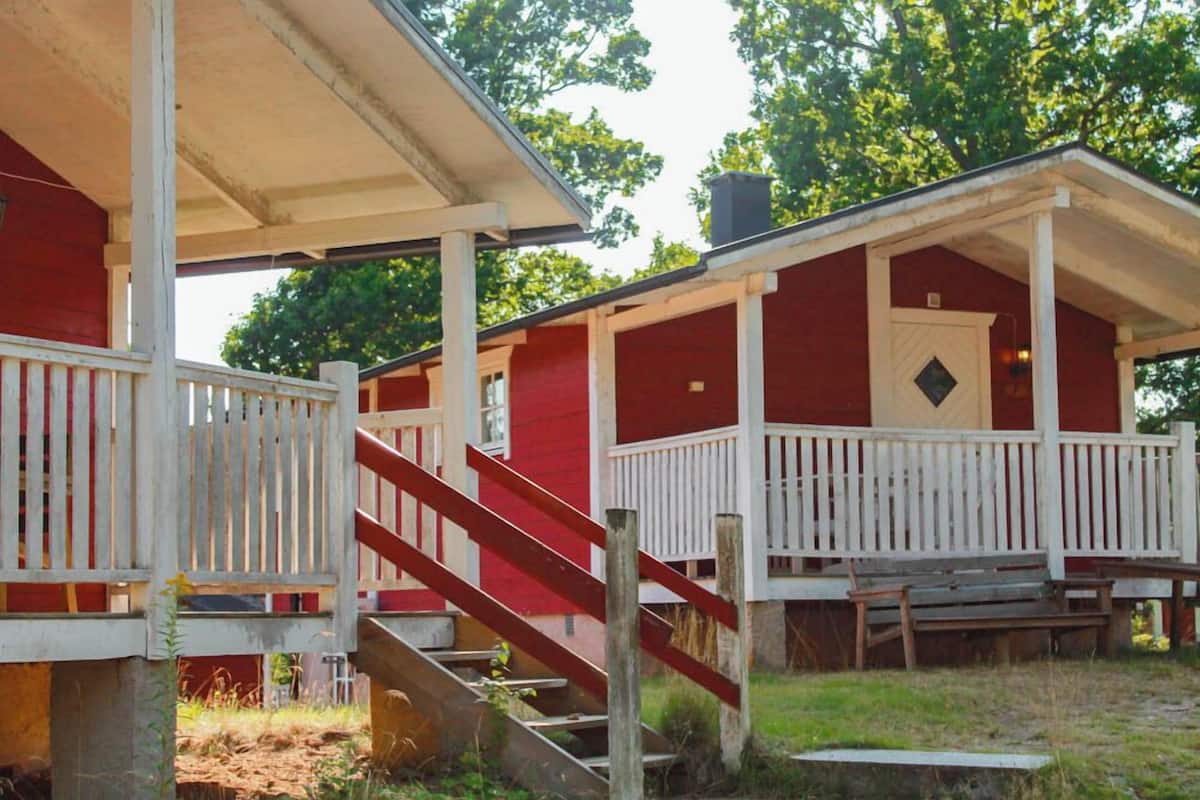 Standard Cabin, 3 Bedrooms | Cots/infant beds