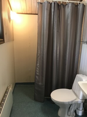 Cabana estàndard, 2 dormitoris | Bany | Dutxa, tovalloles, sabó i paper higiènic 