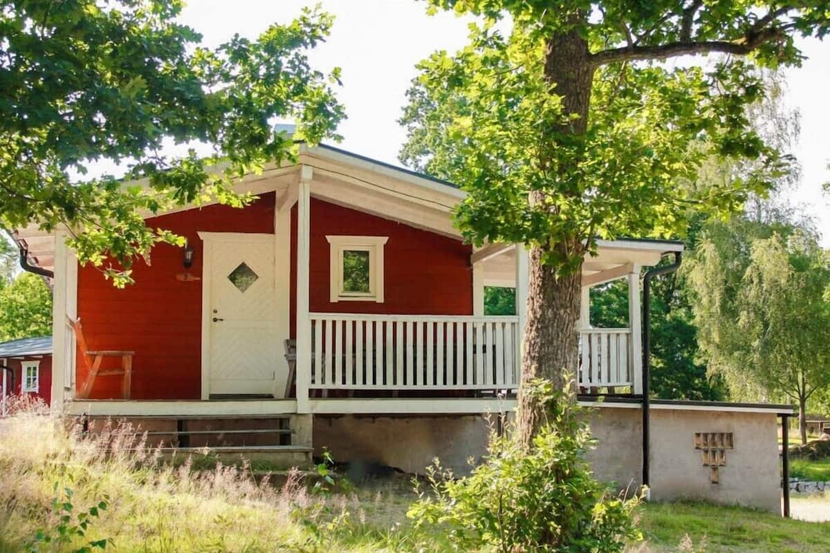 Standard Cabin, 2 Bedrooms | Cots/infant beds