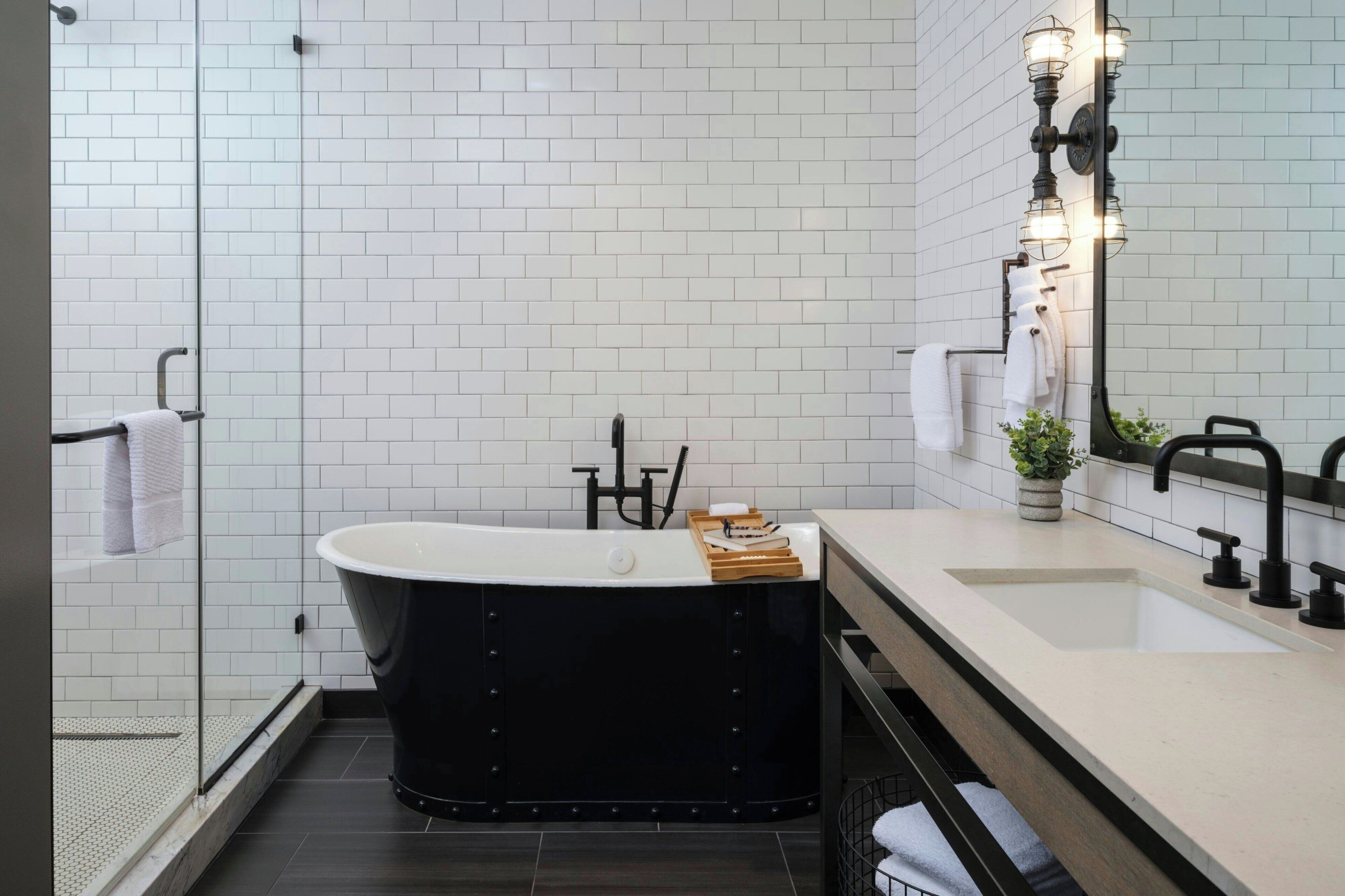 Phòng Suite, 1 phòng ngủ, quang cảnh sân vườn | Phòng tắm | Vòi sen/bồn tắm kết hợp, đồ dùng nhà tắm miễn phí, máy sấy tóc 