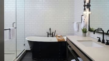 Phòng Suite, 1 phòng ngủ, quang cảnh sân vườn | Phòng tắm | Vòi sen/bồn tắm kết hợp, đồ dùng nhà tắm miễn phí, máy sấy tóc