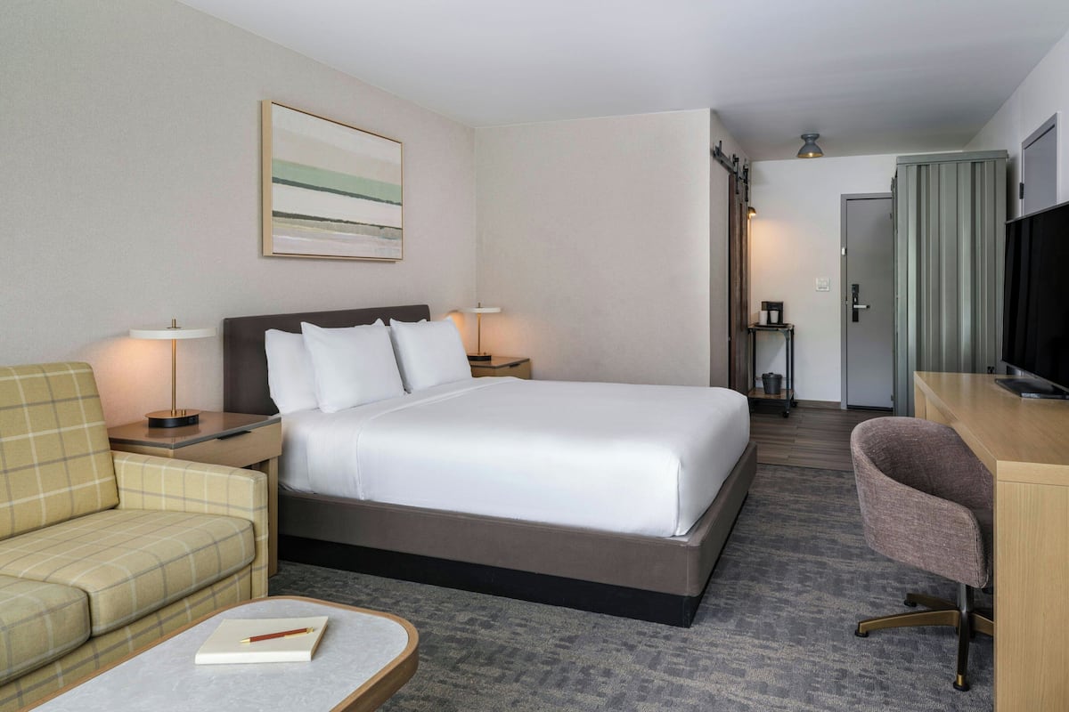 Premium bedding, in-room safe, iron/ironing board, free WiFi