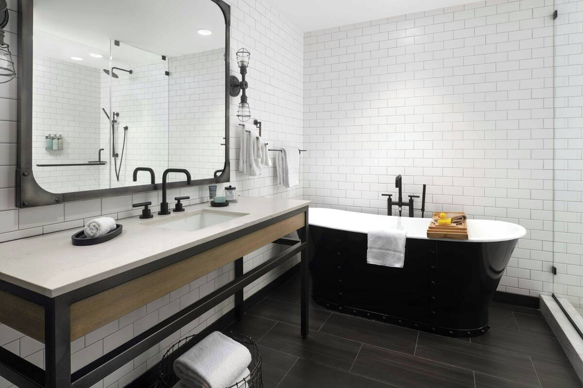 suite, 1 bedroom, courtyard view | bathroom | combined shower/bathtub, free toiletries, hair dryer, towels