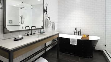 Suite, 1 camera da letto, vista cortile | Bagno | Combinazione doccia/vasca, set di cortesia gratuito, asciugacapelli