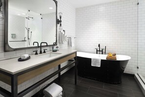 Suite - 1 soveværelse - udsigt til gårdsplads | Badeværelse | Kombination af bruser/badekar, gratis toiletartikler, hårtørrer
