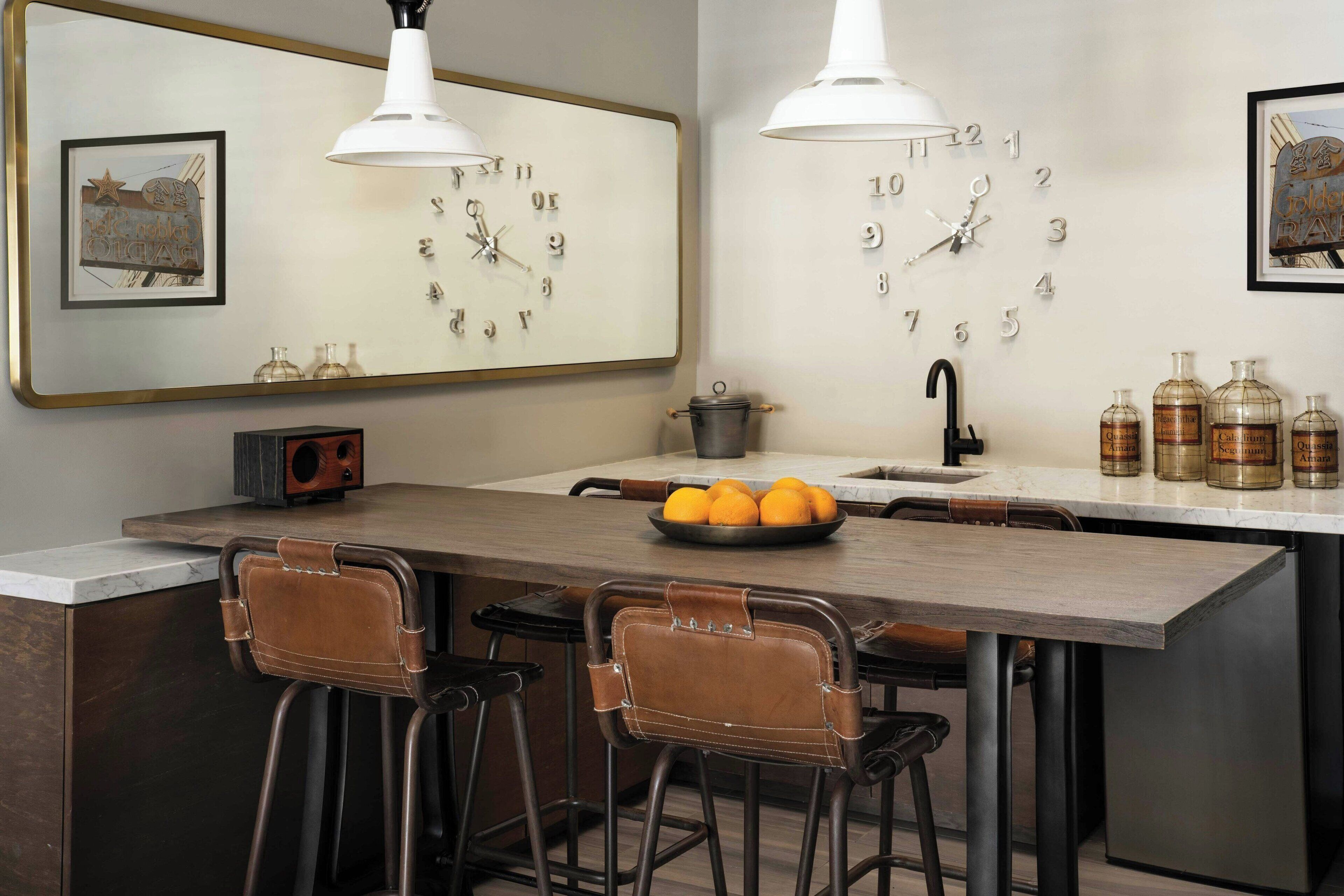 suite, 1 bedroom, courtyard view | bar (on property)