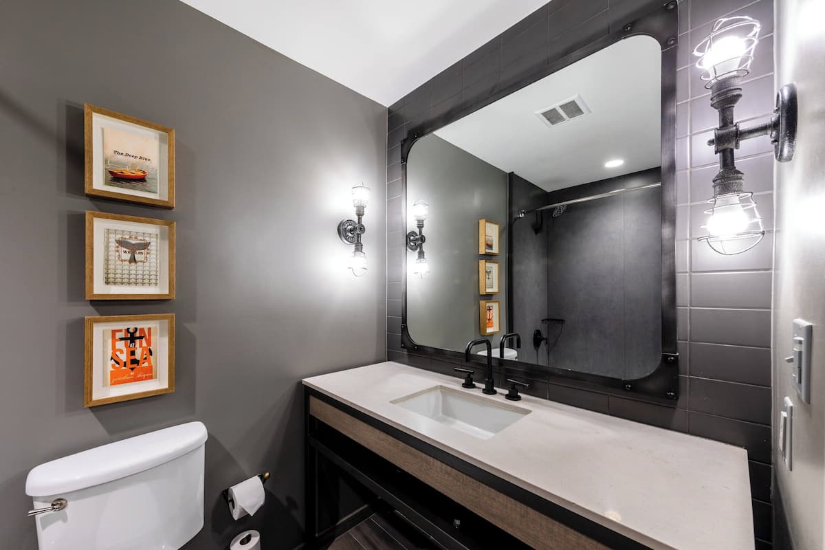 combined shower/bathtub, free toiletries, hair dryer, towels