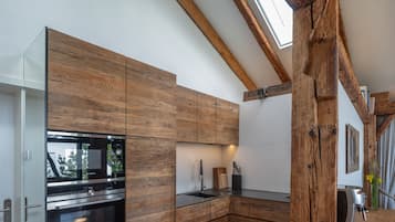 Full-size fridge, microwave, oven, stovetop