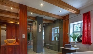 Deep-soaking bathtub, rainfall showerhead, designer toiletries - Gut Stohrerhof (Dießen am Ammersee)
