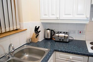 Superior Apartment | Private kitchen | Full-sized fridge, microwave, oven, stovetop - Fantastic Flat near Inverness Center (Inverness)