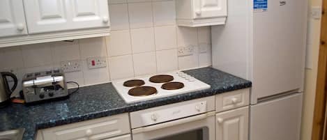Refrigerador con freezer, microondas, horno, placa de cocina