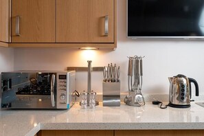 Departamento de lujo | Cocina privada | Refrigerador con congelador, microondas, horno y parrilla de estufa 