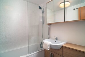 Departamento de lujo | Baño | Tina con regadera, tina profunda, secadora de cabello, toallas 