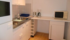Basic Apartment, Terrace, Ground Floor (Ferienwohnung 2) | Private kitchen | Fridge, stovetop, cookware/dishes/utensils - Ferienwohnungen Birner (Herrsching am Ammersee)