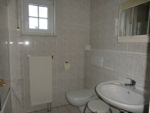 Basic Apartment, Terrace, Ground Floor (Ferienwohnung 2) | Bathroom | Shower, towels