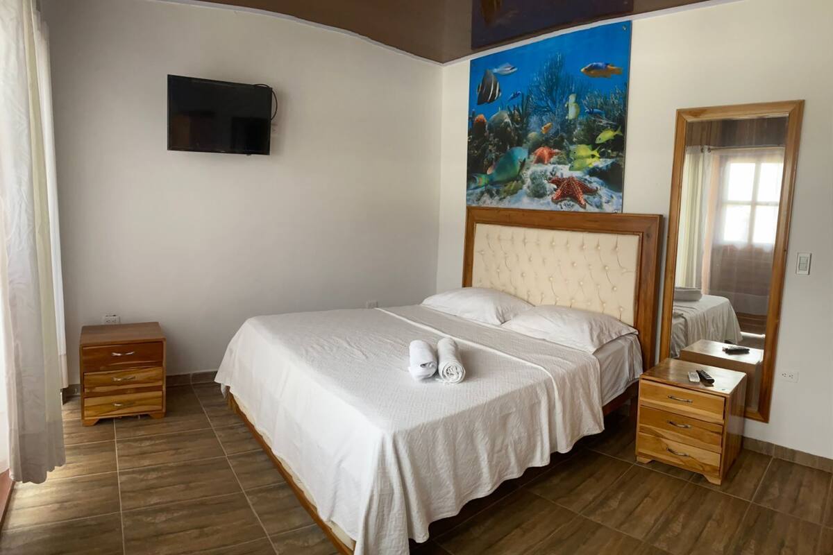 Basic-Zimmer, 1 großes Einzelbett | Verdunkelungsvorhänge, Bügeleisen/Bügelbrett, Bettwäsche