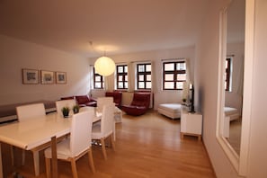 Apartamento | Área de estar | TV de tela plana 140 cm com canais a cabo, TV de plasma, DVD player