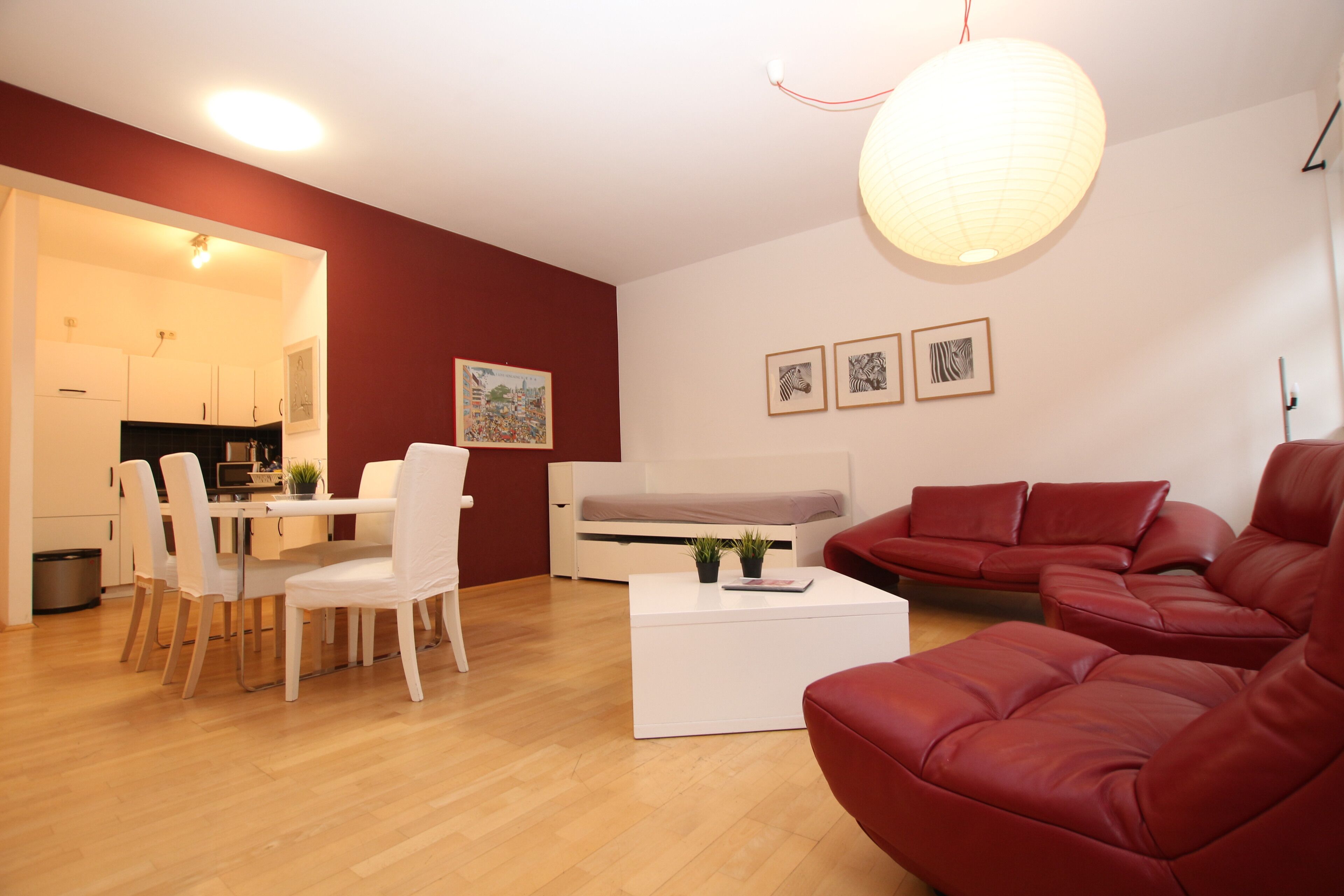 Apartment | Wohnbereich | 140-cm-Flachbildfernseher mit Kabelempfang, Plasmafernseher, DVD-Player