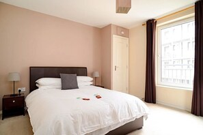 Premier appartement, 2 slaapkamers | Verduisterende gordijnen, een strijkplank/strijkijzer, gratis wifi