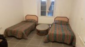 A small room with two single beds and a round table. - new studio - TARBES (Tarbes)